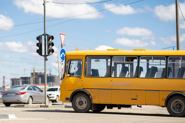 Russie 6 avril 2021 bus scolaire PAZ pour le transport des enfants dans les rues de la colonie urbaine près du feu de circulation