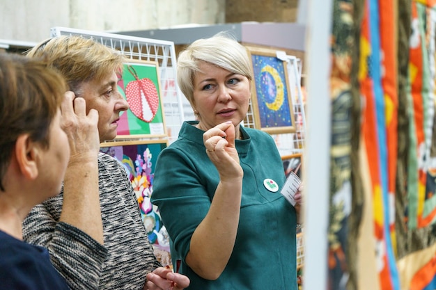 Photo russie, gatchina, 14 octobre 2022 personnes âgées à l'exposition d'artisanat artisanal