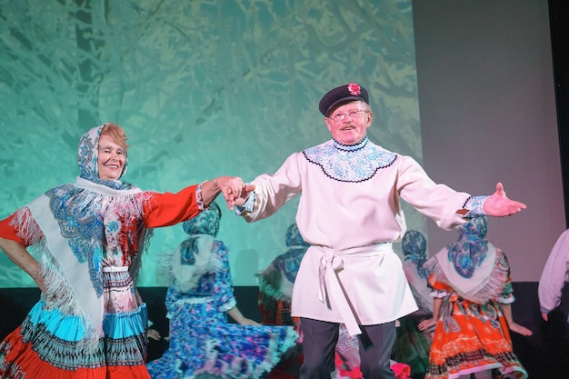 Russie, Gatchina, 14 octobre 2022 Des retraités exécutent des danses folkloriques au festival