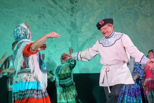 Russie, Gatchina, 14 octobre 2022 Des retraités exécutent des danses folkloriques au festival