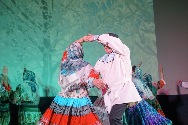 Photo russie, gatchina, 14 octobre 2022 des retraités exécutent des danses folkloriques au festival