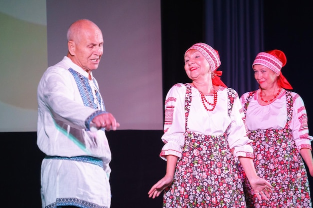 Russie, Gatchina, 14 octobre 2022 Des retraités exécutent des danses folkloriques au festival