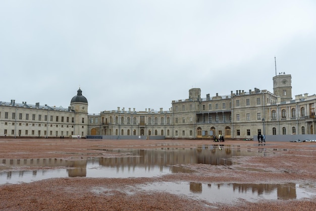 Russie Gatchina 29 octobre 2022 Jour de pluie Palais de Gatchina et son reflet dans les flaques