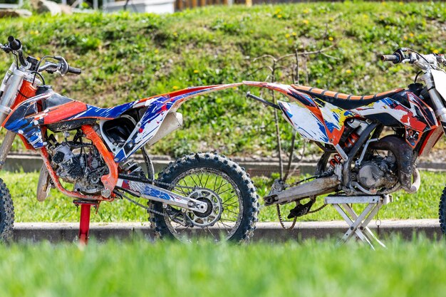 Russie, Moscou, 23/05/18. Gros plan sur une roue de moto tout-terrain de montagne dans la boue