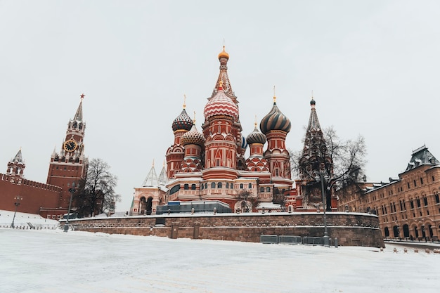 Russie Moscou Place rouge vue de la cathédrale Saint-Basile par une journée ensoleillée en hiver