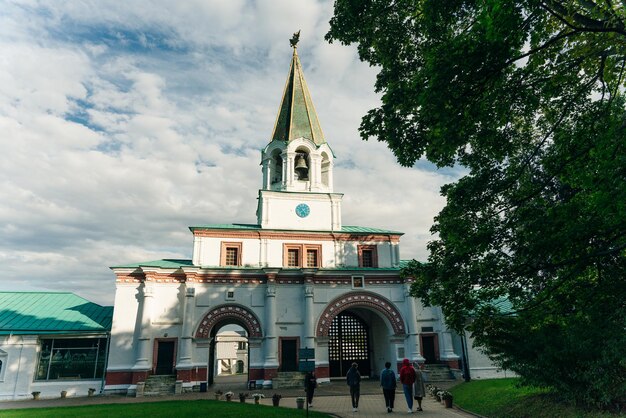 Photo russie nov 2021 église de l'ascension du seigneur à kolomenskoye contre le ciel bleu