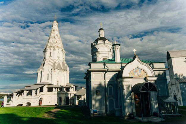 Russie Nov 2021 Église de l'Ascension du Seigneur à Kolomenskoye contre le ciel bleu