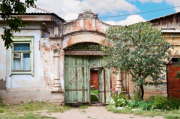 Russie. Orenbourg. Porte de la vieille maison avec un panneau "Attention : chien en colère". 15/08/2015