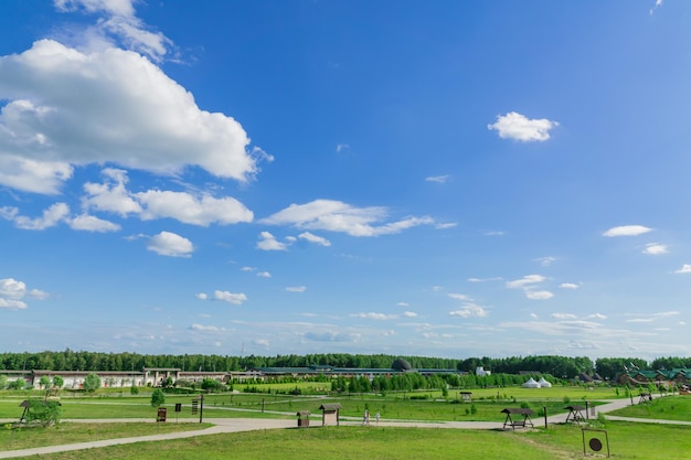 Photo russie région de kaluga 21 juin 2018 vue panoramique du parc ethnographique et d'amusement ethnomir