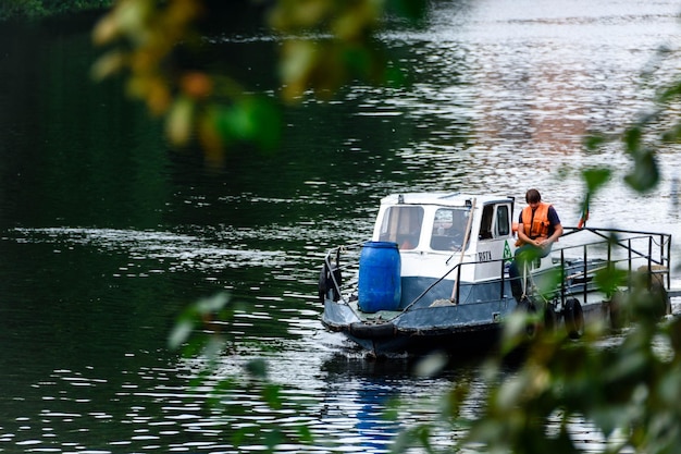 Russie Saint-Pétersbourg 31 juillet 2020 tramway fluvial le navire est sur la rivière