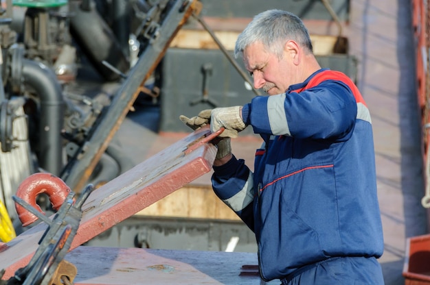 Russie Saint-Pétersbourg mai 2021 Un travailleur en uniforme marin sur le pont d'un pétrolier dans la baie du port