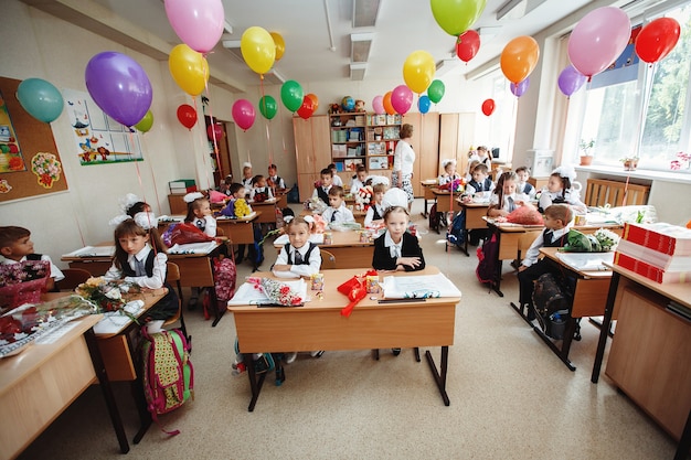 Russie. Sibérie, mars 2017. Enfants à l'école en classe assis à leur bureau