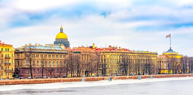 Russie St Petersburg Admiralteyskaya Embankment un jour nuageux