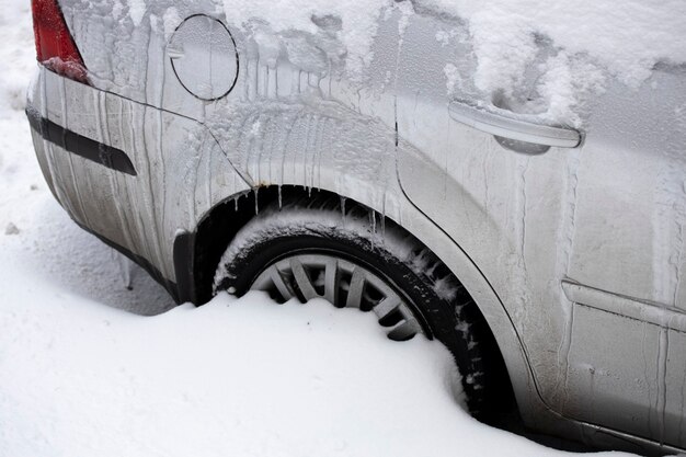 Russie Vyborg 02.03.2021 Voiture grise couverte de neige dans les rues de la ville. photo de haute qualité