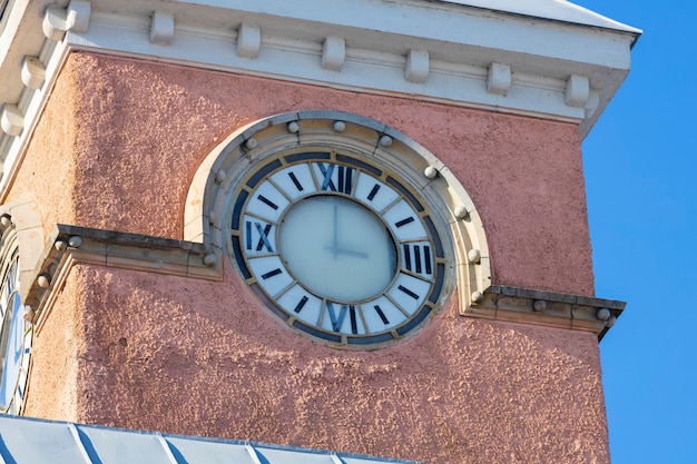 Russie. Vyborg. 03.03.2021 Ancienne horloge vintage sur la tour de Vyborg. photo de haute qualité