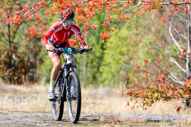 Russie Vyborg 08082022 Un homme fait du vélo de sport dans la nature en été