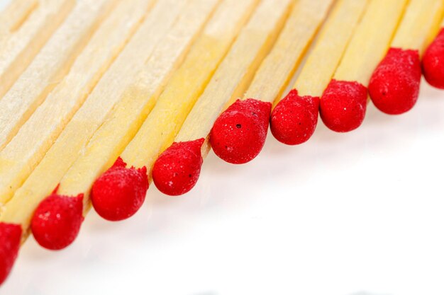 S'accorde avec une tête rouge sur fond blanc