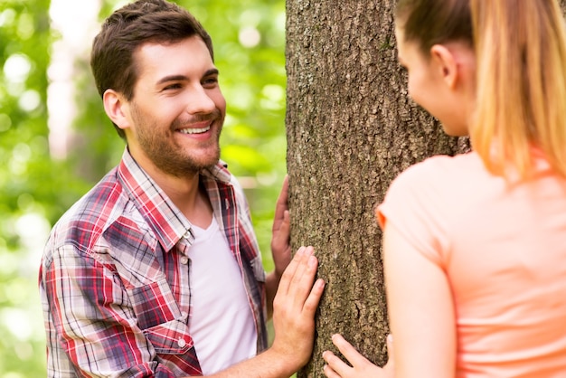 S'amuser dans la nature. Jeune couple d'amoureux ludique s'amusant dans le parc