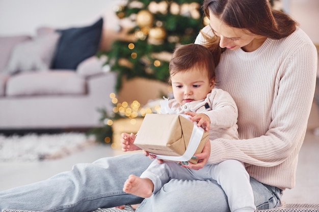 S'amuser Mère avec sa petite fille est à l'intérieur à la maison ensemble