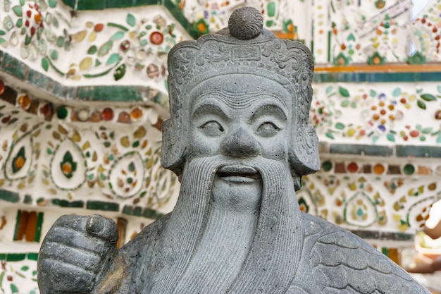 S devant l'église de Wat Arun. Temple célèbre à Bangkok, Thaïlande