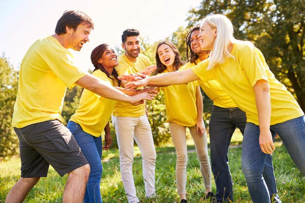 S'empiler les mains pour la motivation et le renforcement de l'équipe dans la nature