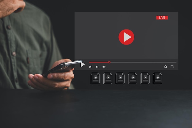 S'engager dans le monde du streaming vidéo sur un smartphone, l'homme touche l'écran pour lancer la diffusion en direct Adopter la convergence de la technologie et du divertissement dans le domaine des médias sociaux et du multimédia
