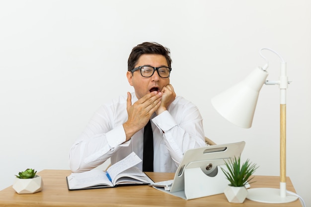 S'ennuyer au concept de travail, travailleur masculin fatigué non motivé perdant du temps au travail