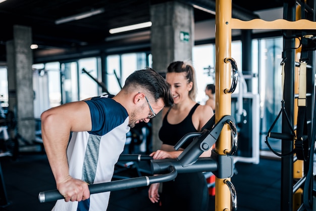 S&#39;entraîner au gymnase en faisant des exercices sur des barres parallèles.