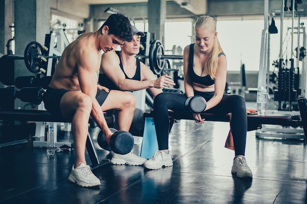 S'entraîner avec un entraîneur à la salle de fitness. Santé mentale et bien-être. Fit et ferme pour la santé. Améliorations corps-esprit.