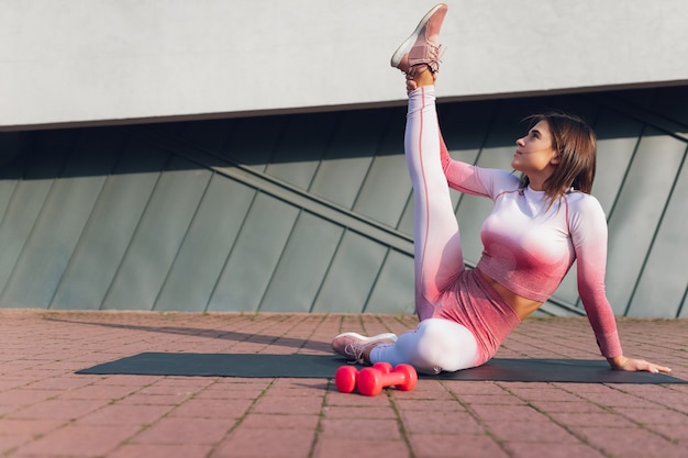 S'étirer sur un tapis de yoga