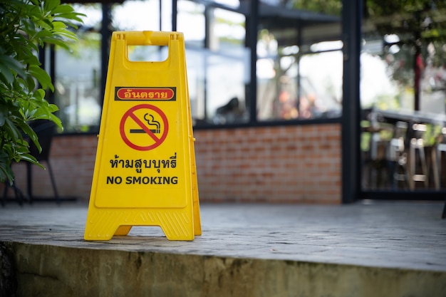 S&#39;il vous plaît arrêter de fumer concept Non signe de fumer dans le café aller espace fumeur gratuit