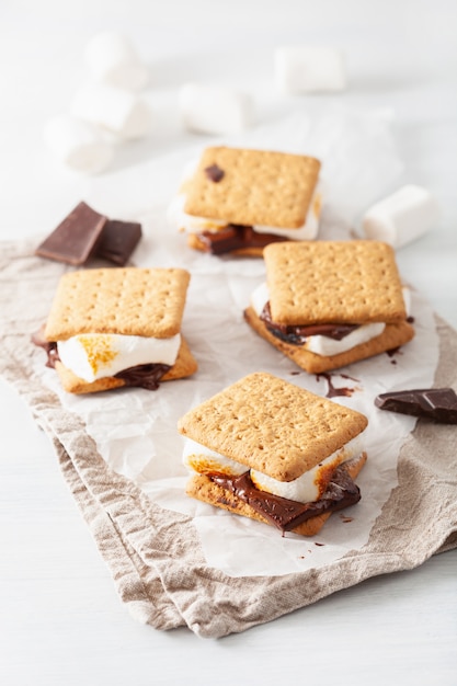 S'mores de guimauve maison avec du chocolat sur des craquelins