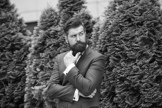 Sa barbe est parfaite Homme d'affaires confiant bel entrepreneur mature homme confiant debout à l'extérieur dans la rue de la ville