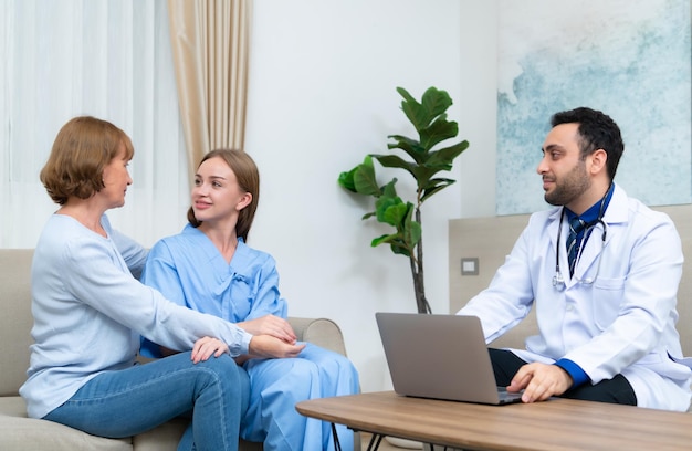 Sa mère et le médecin ont eu une conversation sur la maladie grave de la fille à être informé