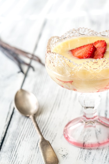 Sabayon avec des tranches de fraise sur la table en bois