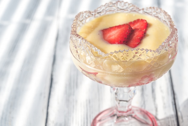 Sabayon avec des tranches de fraise sur la table en bois