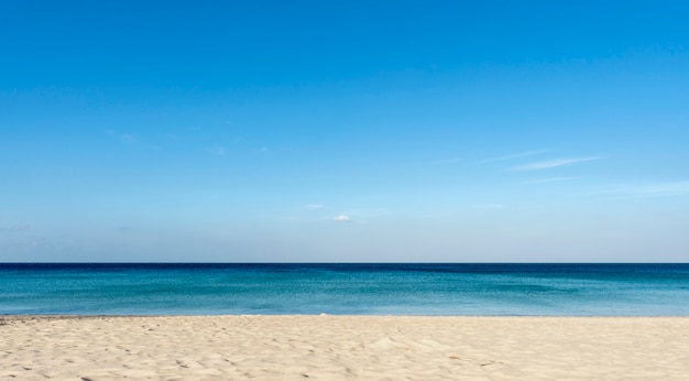 Sable blanc avec belle plage et mer tropicale clair ciel bleu sur mer