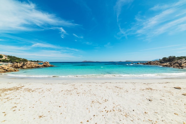 Sable blanc sur la plage de Capriccioli sur la Costa Smeralda Italie