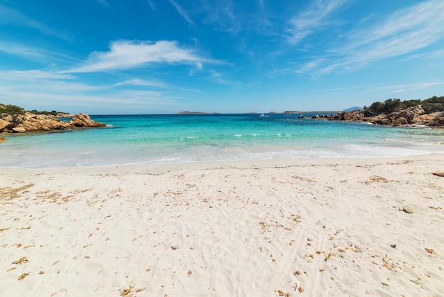 Sable blanc de la plage de Capriccioli Sardaigne