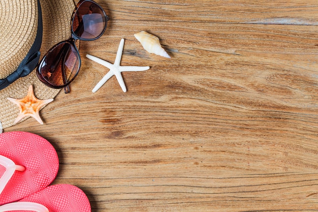 Sable et coquilles sur le plancher en bois du concept d'été