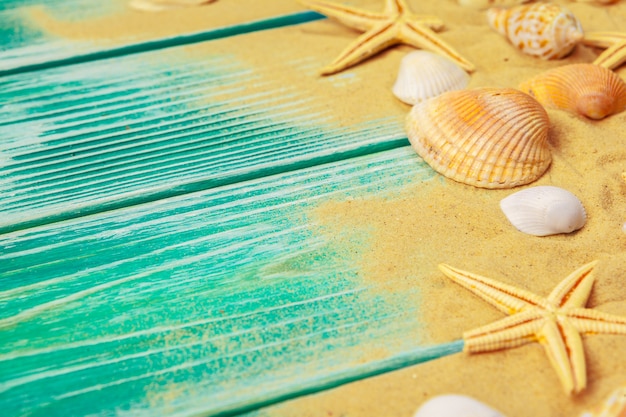 Sable de mer et coquillages sur plancher de bois bleu