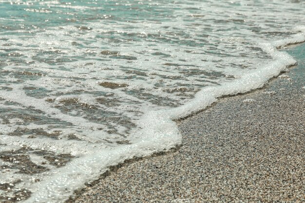 Sable de mer et eau mousseuse