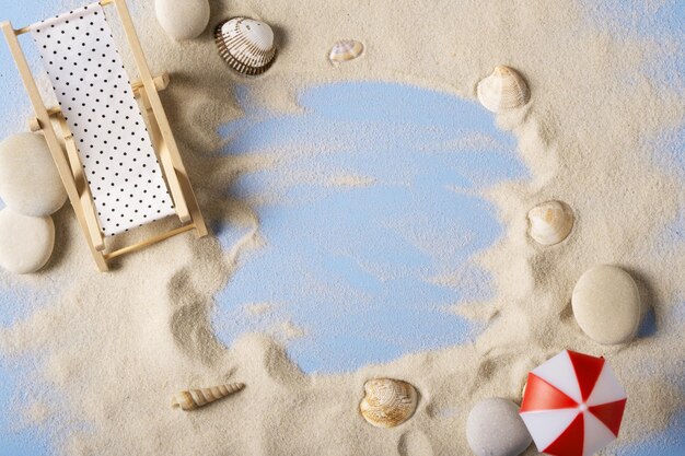 Sable de mer sur la plage avec une chaise longue un parasol à plat avec espace pour le texte