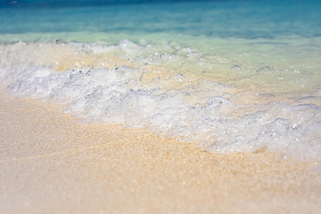 Sable de mer tropicale sous le ciel bleu. Paysage de plage tropicale. Vague d'océan bleu doux, Méditerranée