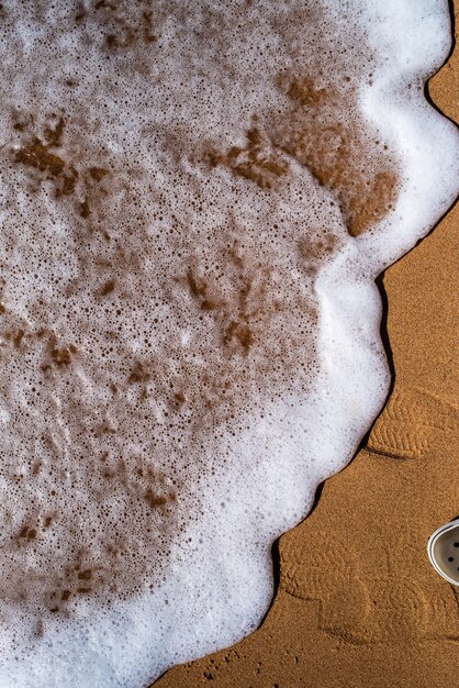 Sable sur la plage avec vague de mer