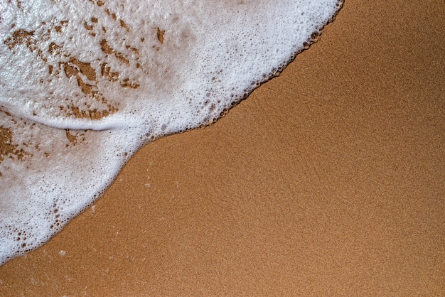 Sable sur la plage avec vague de mer