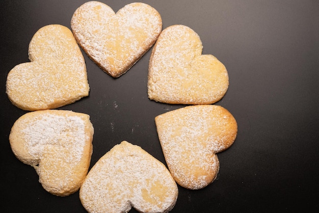 Sablés en forme de coeur isolé sur fond blanc