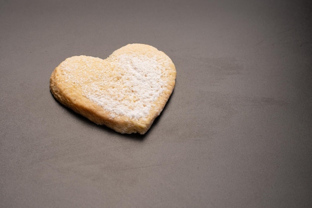 Sablés en forme de coeur isolé sur fond blanc