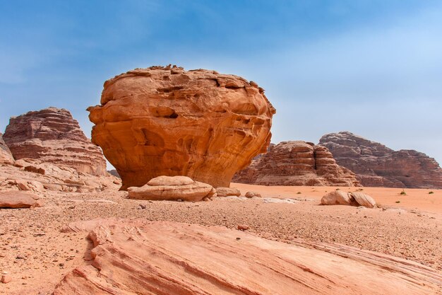 Sables et montagnes du désert de Wadi Rum en Jordanie beau paysage de jour