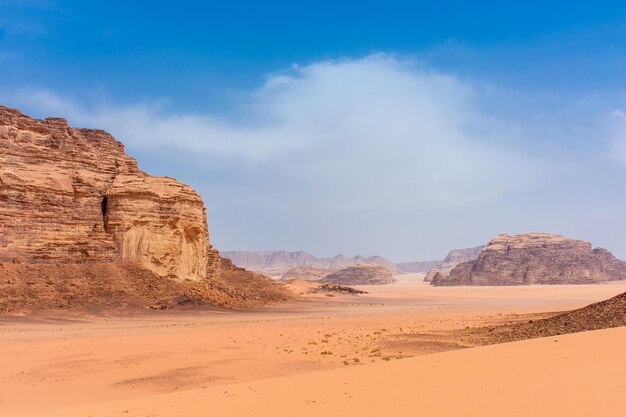 Sables et montagnes du désert de Wadi Rum en Jordanie beau paysage de jour